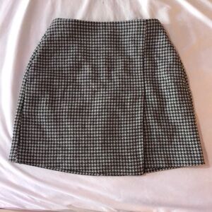 Uniqlo Houndstooth Black and Gray Short Skirt